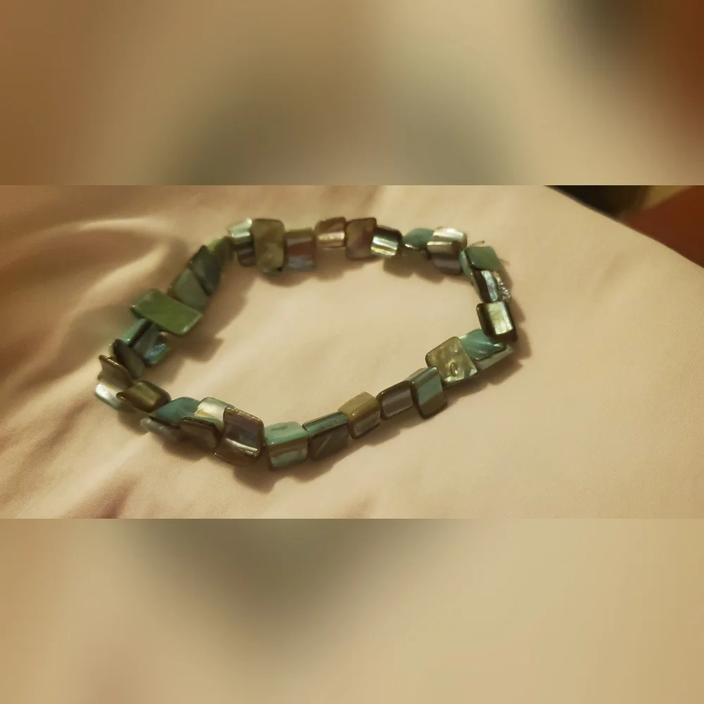 Shell 🐚 Handmade Stretch Bracelet - Picture 4 of 4